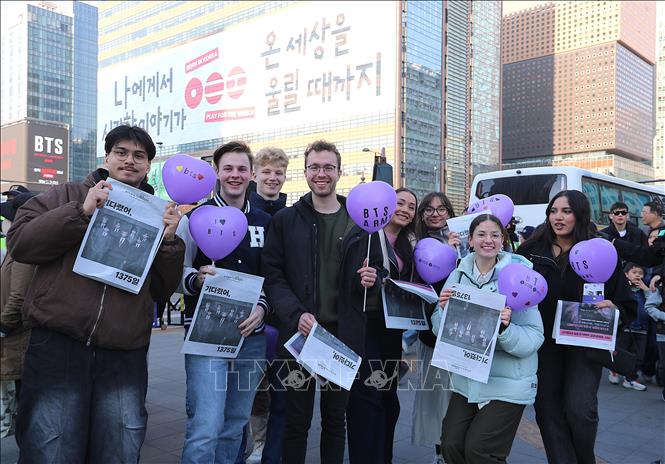 Fan quốc tế của BTS trên quảng trưởng Gwanghwamun. Ảnh Khánh Vân – TTXVN tại Seoul