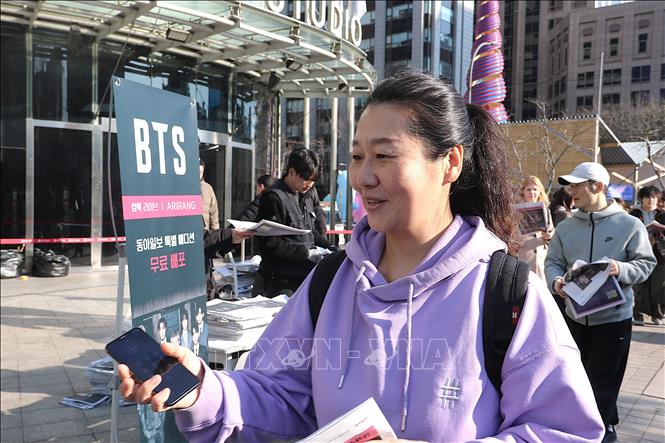 Một fan Hàn Quốc của BTS. Ảnh Khánh Vân – TTXVN tại Seoul