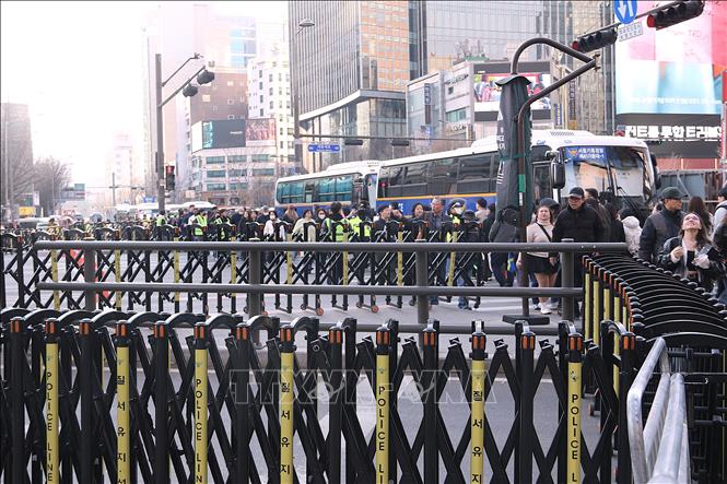 Cảnh sát dựng rào chắn phân luồng, chia nhỏ đám đông người hâm mộ để đảm bảo an ninh. Ảnh Khánh Vân – TTXVN tại Seoul