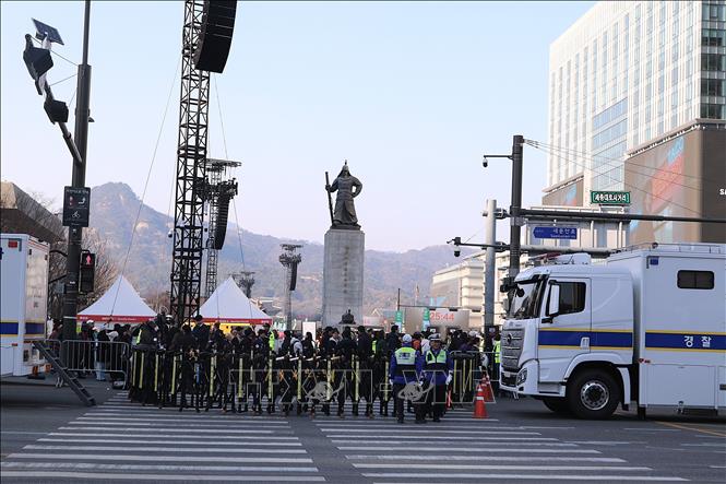 Khu vực sân khấu được khóa kín bởi xe cảnh sát. Ảnh Khánh Vân – TTXVN tại Seoul