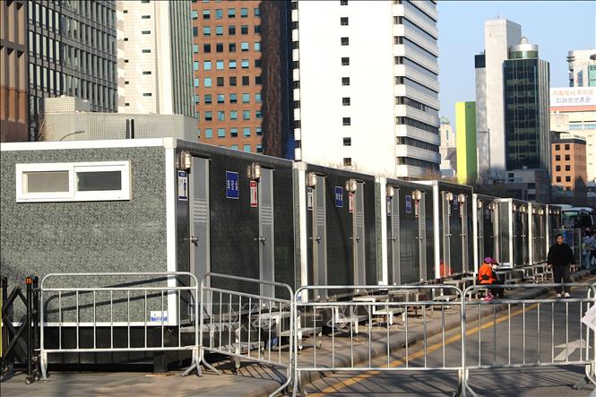 Hệ thống WC lưu động được dựng ven đường phục vụ du khách. Ảnh Khánh Vân – TTXVN tại Seoul