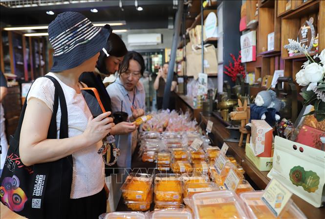 Du khách tham quan mua sắm tại cửa hàng chuyên về đồ tráng miệng Thái Thaidessert ở Phetchaburi. Ảnh: Đỗ Sinh – PV TTXVN tại Thái Lan 