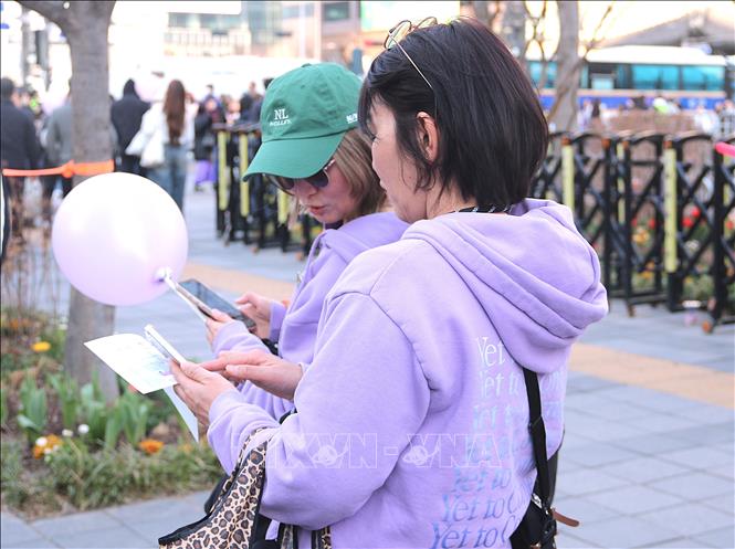 Người hâm mộ BTS mặc trang phục tím truyền thống. Ảnh Khánh Vân – TTXVN tại Seoul