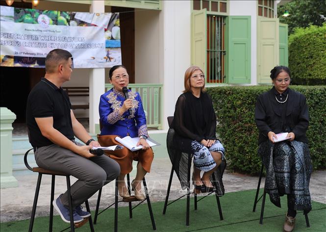 Bà Wanpen Mungsri (người cầm mic), Phó Tỉnh trưởng tỉnh Phetchaburi tại hội thảo giới thiệu tiềm năng du lịch địa phương. Ảnh: Đỗ Sinh – PV TTXVN tại Thái Lan 