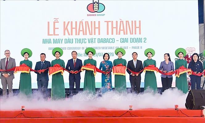 Các đại biểu cắt băng khánh thành nhà máy. Ảnh: TTXVN phát
