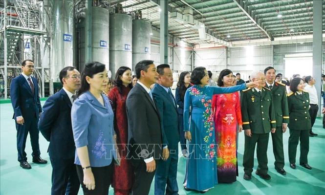 Các đại biểu tham quan dây chuyền sản xuất của Nhà máy. Ảnh: TTXVN phát