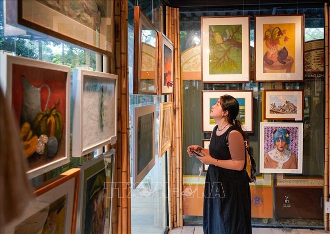 Triển lãm tranh và trưng bày sản phẩm của sinh viên Trường Cao đẳng Nghệ thuật Hà Nội. Ảnh: Khánh Hoà - TTXVN