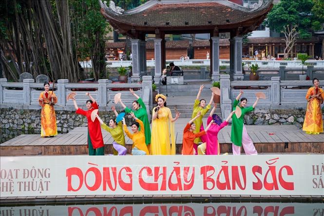 Giới thiệu và trình diễn các tiết mục nhạc cụ truyền thống đặc sắc. Ảnh: Khánh Hoà - TTXVN