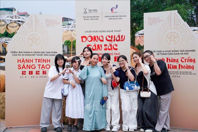 Hoạt động thu hút sự quan tâm của các bạn trẻ. Ảnh: Khánh Hoà - TTXVN
