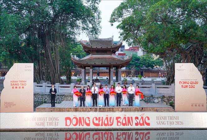 Các đại biểu cắt băng khai mạc chương trình. Ảnh: Khánh Hoà - TTXVN
