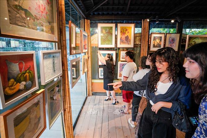 Triển lãm tranh và trưng bày sản phẩm của sinh viên Trường Cao đẳng Nghệ thuật Hà Nội. Ảnh: Khánh Hoà - TTXVN