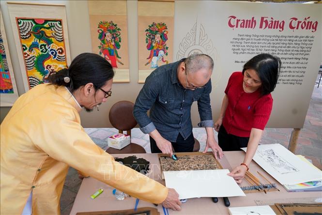 Người dân trải nghiệm in tranh dân gian tại chương trình. Ảnh: Khánh Hoà - TTXVN