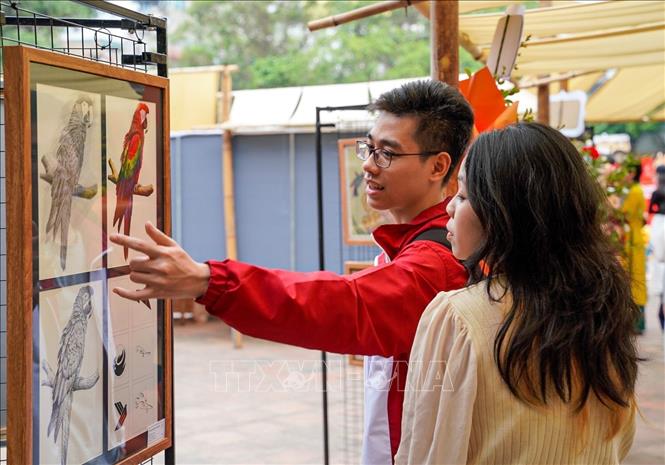 Triển lãm tranh và trưng bày sản phẩm của học sinh Trường Cao đẳng Nghệ thuật Hà Nội. Ảnh: Khánh Hoà - TTXVN