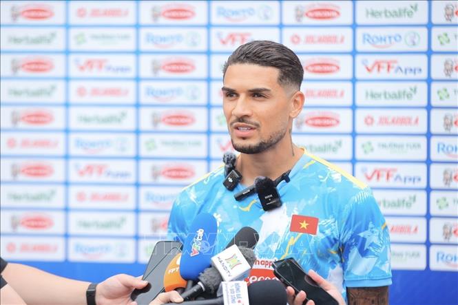 Trong buổi tập đầu tiên cùng Đội tuyển Việt Nam, Đỗ Hoàng Hên bày tỏ quyết tâm đóng góp giúp đội tuyển giành kết quả tốt trước Malaysia. Ảnh: Minh Quyết - TTXVN