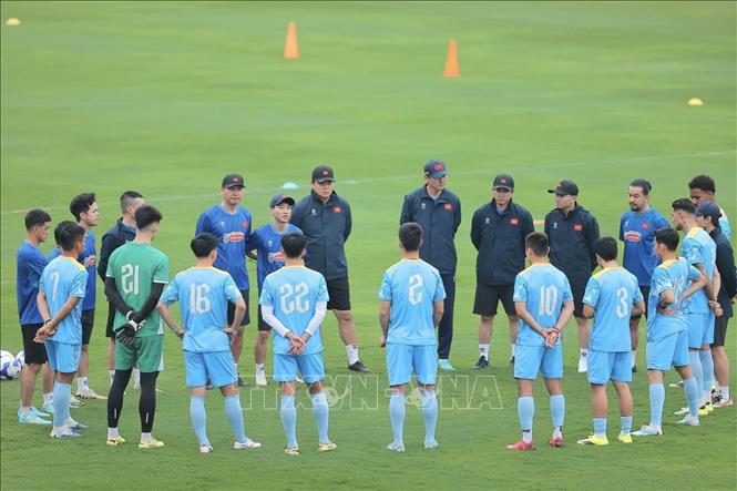 HLV trưởng Kim Sang Sik trao đổi với BHL và các cầu thủ trước buổi tập. Ảnh: Minh Quyết - TTXVN
