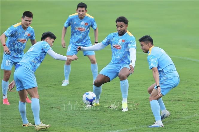 Đỗ Hoàng Hên (Hà Nội FC) và Nguyễn Xuân Son (Nam Định), cặp đôi từng kết hợp rất tốt khi còn thi đấu cùng nhau tại Nam Định. Ảnh: Minh Quyết - TTXVN
