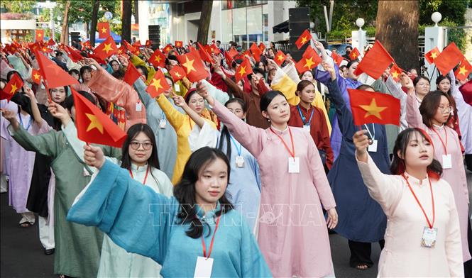 Gần 1.000 đoàn viên, thanh niên cùng các đơn vị đồng hành tham gia đồng diễn Ngày hội Việt phục “Tóc xanh vạt áo” năm 2026. Ảnh: Trung Tuyến - TTXVN