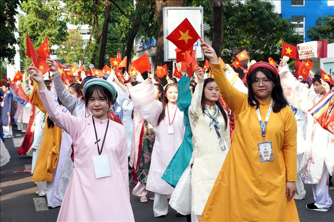 Gần 1.000 đoàn viên, thanh niên cùng các đơn vị đồng hành tham gia đồng diễn Ngày hội Việt phục “Tóc xanh vạt áo” năm 2026. Ảnh: Trung Tuyến - TTXVN