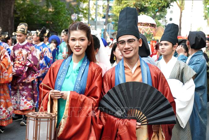 Thương hiệu Việt phục Liên Hoa tham gia đồng diễn tại Ngày hội “Tóc xanh vạt áo” năm 2026. Ảnh: Trung Tuyến - TTXVN