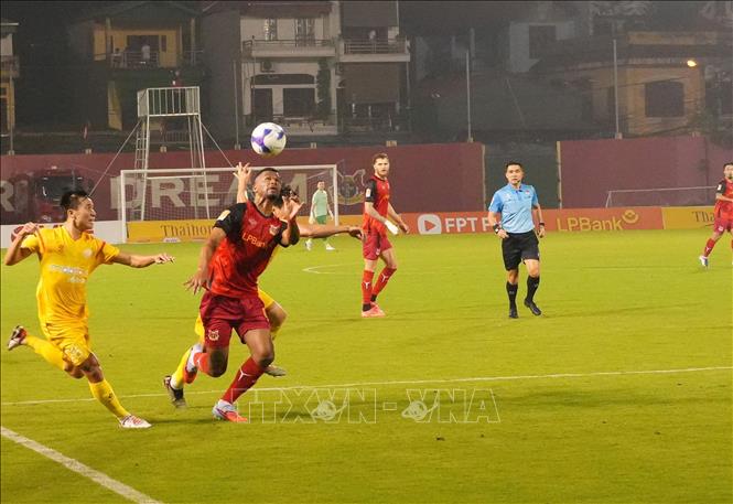 Một pha tranh chấp bóng của cầu thủ 2 đội. Ảnh: Đức Phương - TTXVN