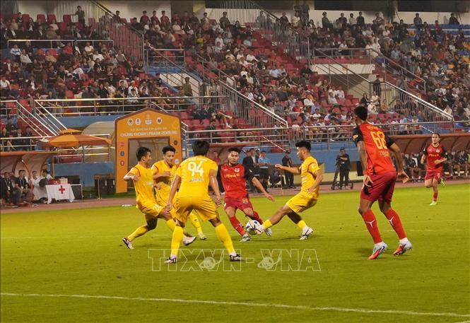 Một pha tranh chấp bóng của cầu thủ 2 đội. Ảnh: Đức Phương - TTXVN