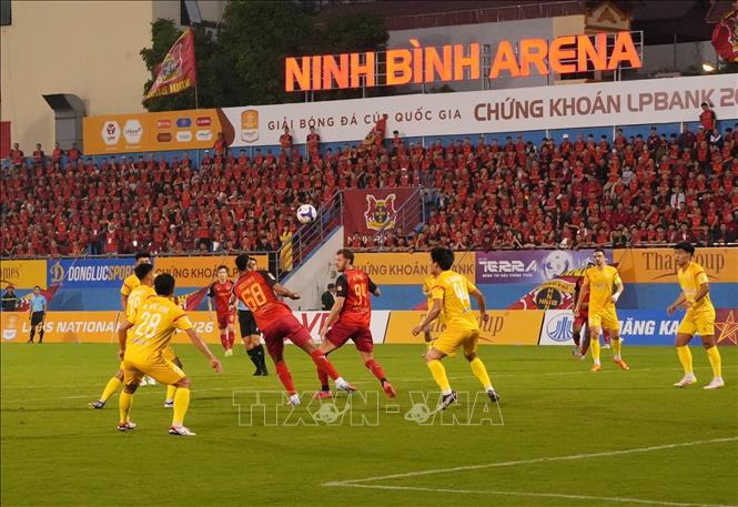 Một pha vây hãm khung thành đói phương của đội chủ sân Ninh Bình FC. Ảnh: Đức Phương – TTXVN