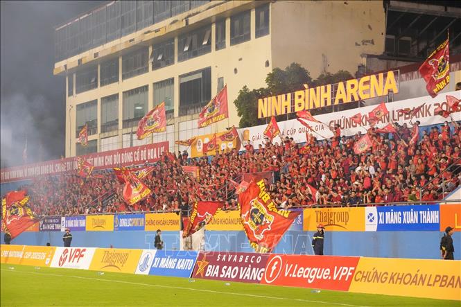 Cổ động viên Ninh Bình FC ăn mừng sau bàn thắng mở tỷ số của đội chủ sân Ninh Bình Arena. Ảnh: Đức Phương - TTXVN