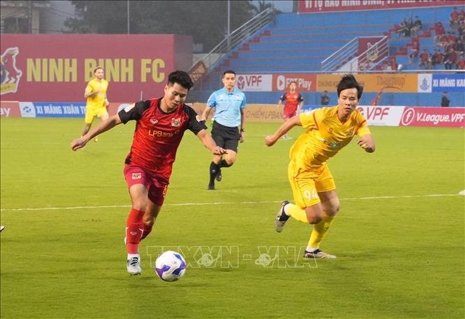 Một pha dâng cao của Ninh Bình FC. Ảnh: Đức Phương - TTXVN
