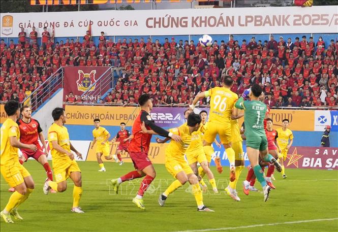Một pha vây hãm khung thành đối phương của đội chủ sân Ninh Bình FC. Ảnh: Đức Phương – TTXVN