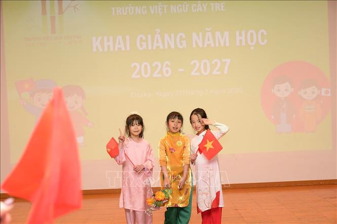 Học sinh Trường Việt ngữ Cây Tre biểu diễn tiết mục “Ếch ngồi đáy giếng”. Ảnh: Phạm Tuân  - Pv TTXVN tại Nhật Bản