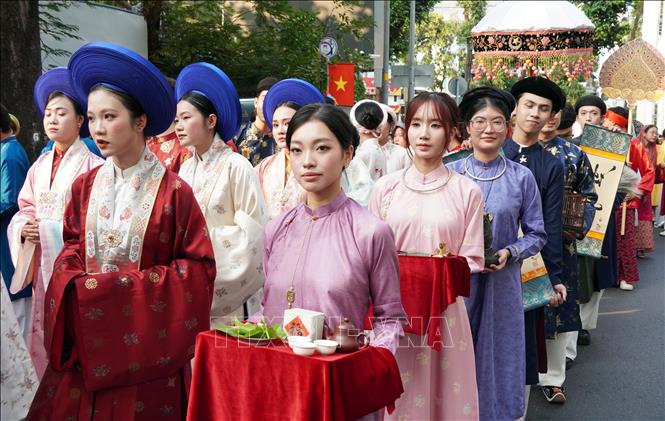 Các mẫu Việt phục tại Mgày hội “Tóc xanh vạt áo” năm 2026 luôn gần gũi và có sức lan tỏa trong đời sống hiện tại. Ảnh: Trung Tuyến - TTXVN