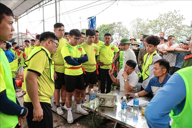 Các vận đông viên phải cân kí trước khi bắt đầu phần thi kéo co. Ảnh: Phạm Tuấn Anh - TTXVN