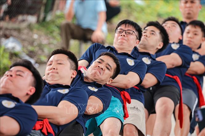Không khí căng thẳng của các đội tham gia thi kéo co. Ảnh: Phạm Tuấn Anh - TTXVN