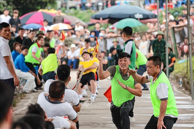 Không khí căng thẳng của các đội tham gia thi kéo co. Ảnh: Phạm Tuấn Anh - TTXVN