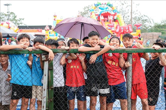 Các bạn nhỏ cũng đến từ rất sớm để cổ vũ hội thi. Ảnh: Phạm Tuấn Anh - TTXVN