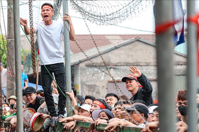 Không khí hào hứng của người dân xã Ô Diên, Hà Nội cổ vũ cho hội thi kéo co. Ảnh: Phạm Tuấn Anh - TTXVN