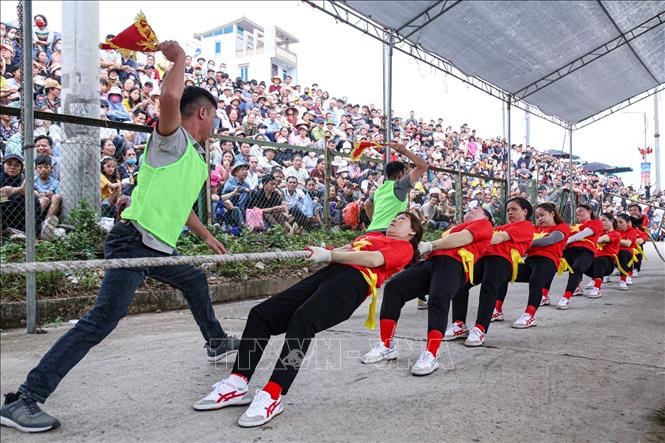 Các nữ vận động viên xóm Anh Dũng đang nỗ lực mang lại chiến thắng cho đội mình. Ảnh: Hà Anh/TTXVN phát