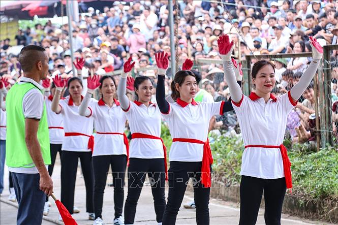 Các nữ vận động viên chuẩn bị bước vào thi đấu kéo co với tinh thần vui tươi. Ảnh: Hà Anh/TTXVN phát