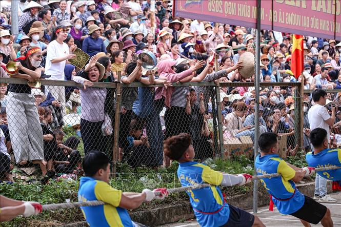 Không khí hào hứng của các cổ động viên thôn Đoài. Ảnh: Hà Anh/TTXVN phát