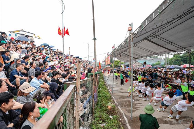 Người dân tập trung rất đông để cổ vũ cho các đội tham gia kéo co. Ảnh: Phạm Tuấn Anh - TTXVN