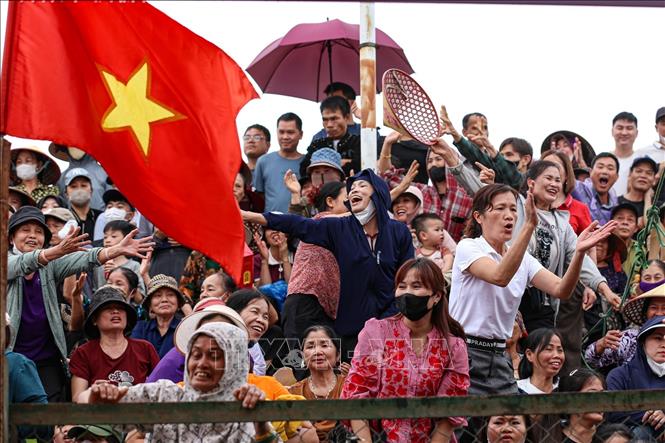 Không khí hào hứng của các cổ động viên thôn Đoài. Ảnh: Hà Anh/TTXVN phát