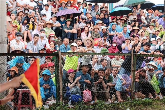 Người dân hào hứng cổ động cho các đội thi đấu. Ảnh: Phạm Tuấn Anh - TTXVN
