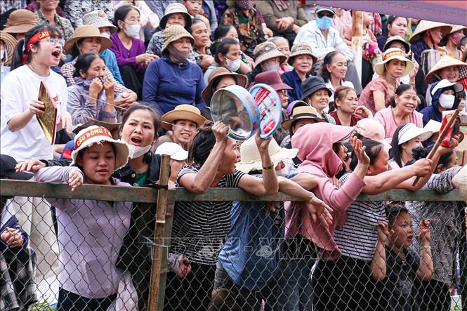 Người dân hào hứng cổ động cho các đội thi đấu. Ảnh: Phạm Tuấn Anh - TTXVN