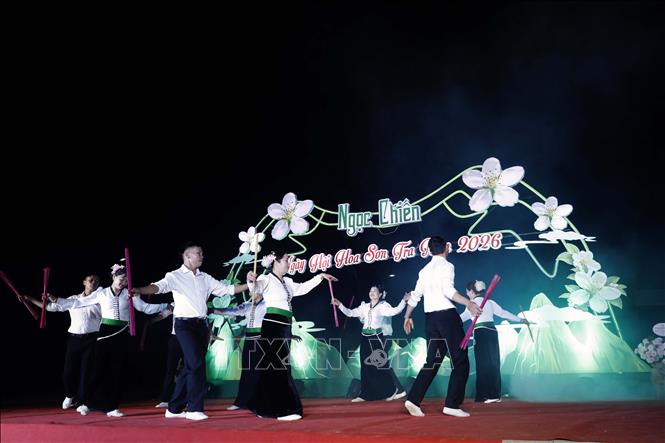 Chương trình văn nghệ tại Ngày hội hoa sơn tra xã Ngọc Chiến lần thứ IV năm 2026. Ảnh: Quang Quyết - TTXVN