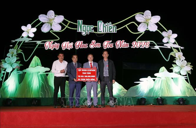 Đại diện Tập đoàn ECOPARK tài trợ cho Ngày hội hoa sơn tra lần thứ IV năm 2026. Ảnh: Quang Quyết - TTXVN