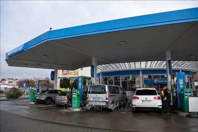 Một trạm xăng ở Slubice, Ba Lan. Ảnh: THX/TTXVN