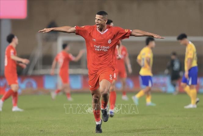 Lucao (số 9) ăn mừng bàn thắng mở tỷ số cho Thể công Viettel. Ảnh: Minh Quyết - TTXVN