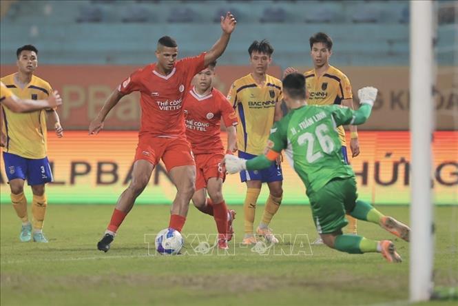Pha tranh bóng giữa cầu thủ Lucao (số 9, Viettel) và cầu thủ bên phía Bắc Ninh. Ảnh: Minh Quyết - TTXVN