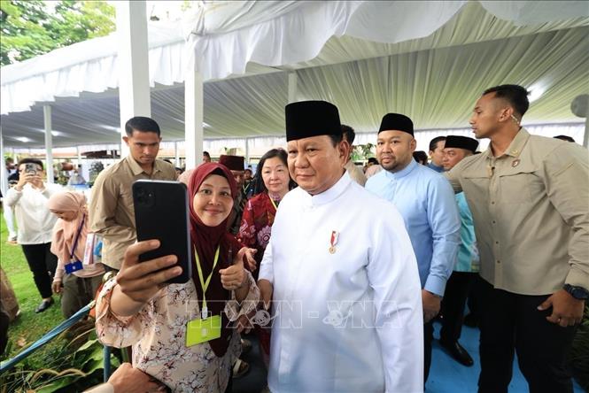 Tổng thống Prabowo Subianto chụp ảnh cùng người dân. Ảnh: Đỗ Quyên – PV TTXVN tại Indonesia