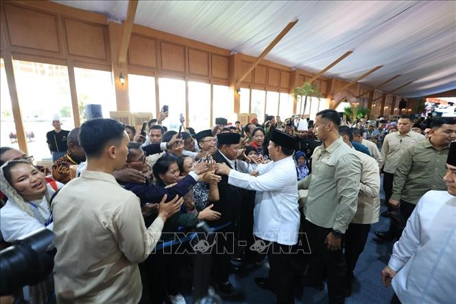  Tổng thống Prabowo Subianto bắt tay người dân. Ảnh: Đỗ Quyên – PV TTXVN tại Indonesia
